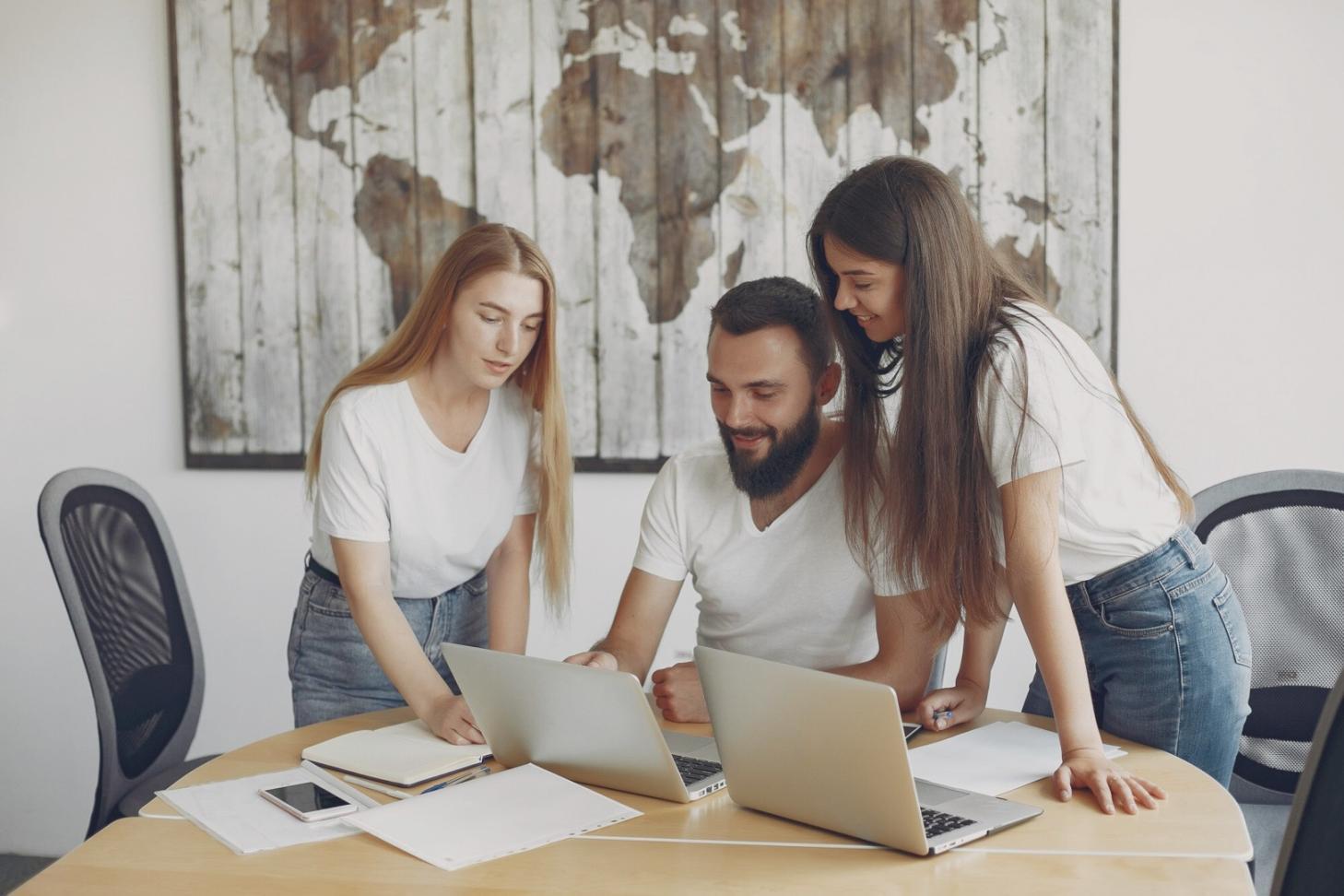 Famille travaillant ensemble sur leur budget familial