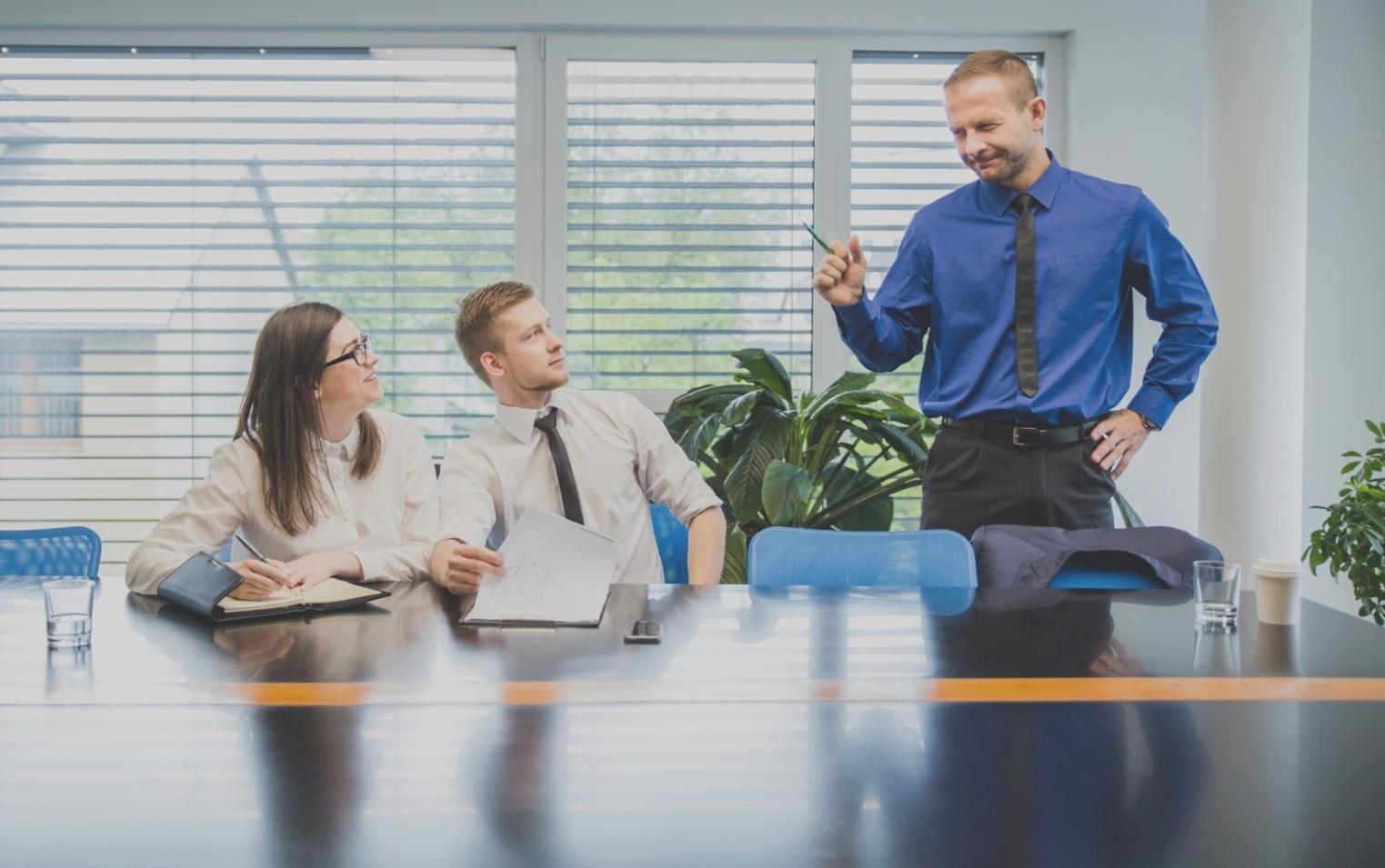 Consultation personnalisée en gestion budgétaire avec documentation et calculatrice